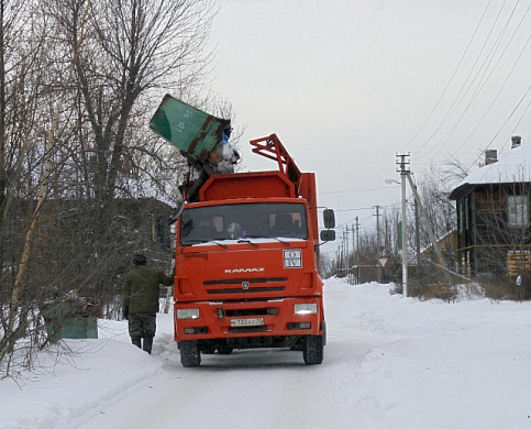 В Пучеже наконец-то начали убирать накопившийся за новогодние каникулы мусор